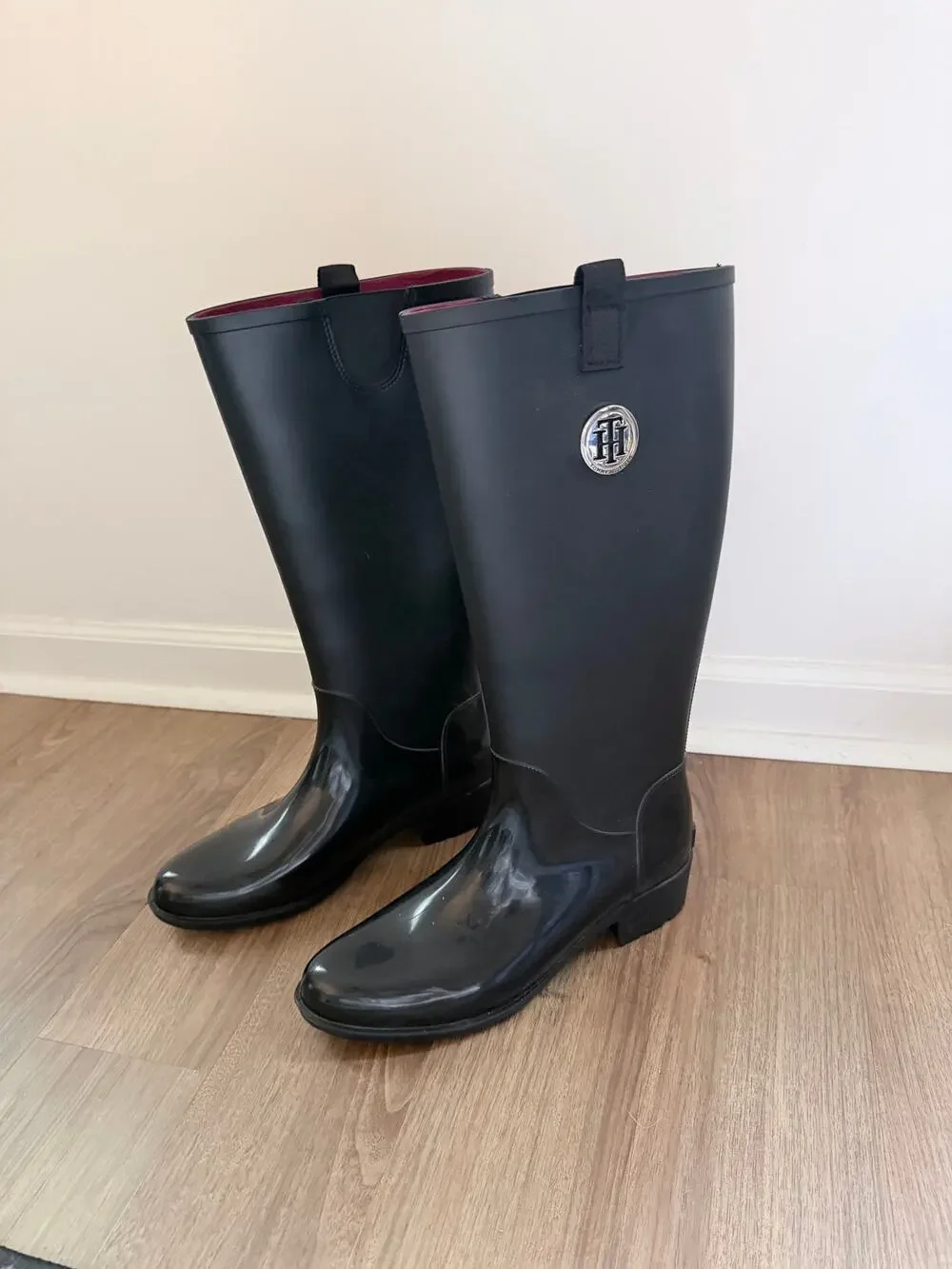 Tommy Hilfiger Women's Karissa Equestrian Glossy Metallic Logo Rain Boot-Size 10